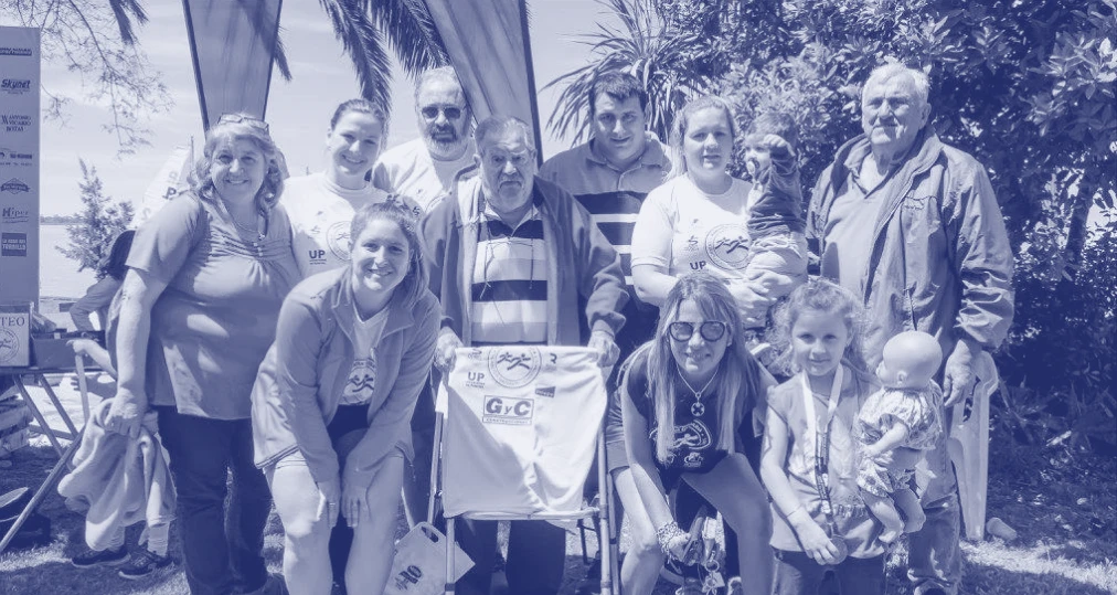 Integrantes de la comunidad ICM reunidos en la Maratón Solidaria junto a la laguna de Chascomús