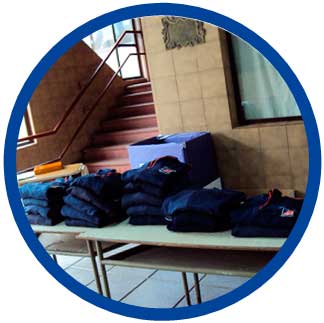 Uniformes preparados para la feria de El Roperito