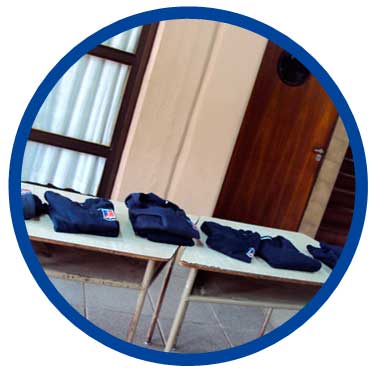 Ropa escolar presentada en El Roperito