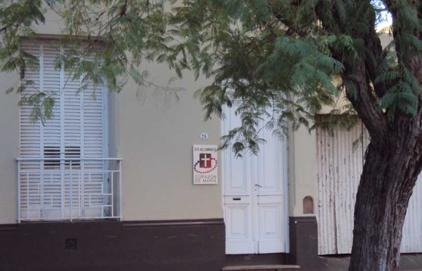 Frente de la sede de la Asociación Ex Alumnos ICM, con su escudo junto a la puerta