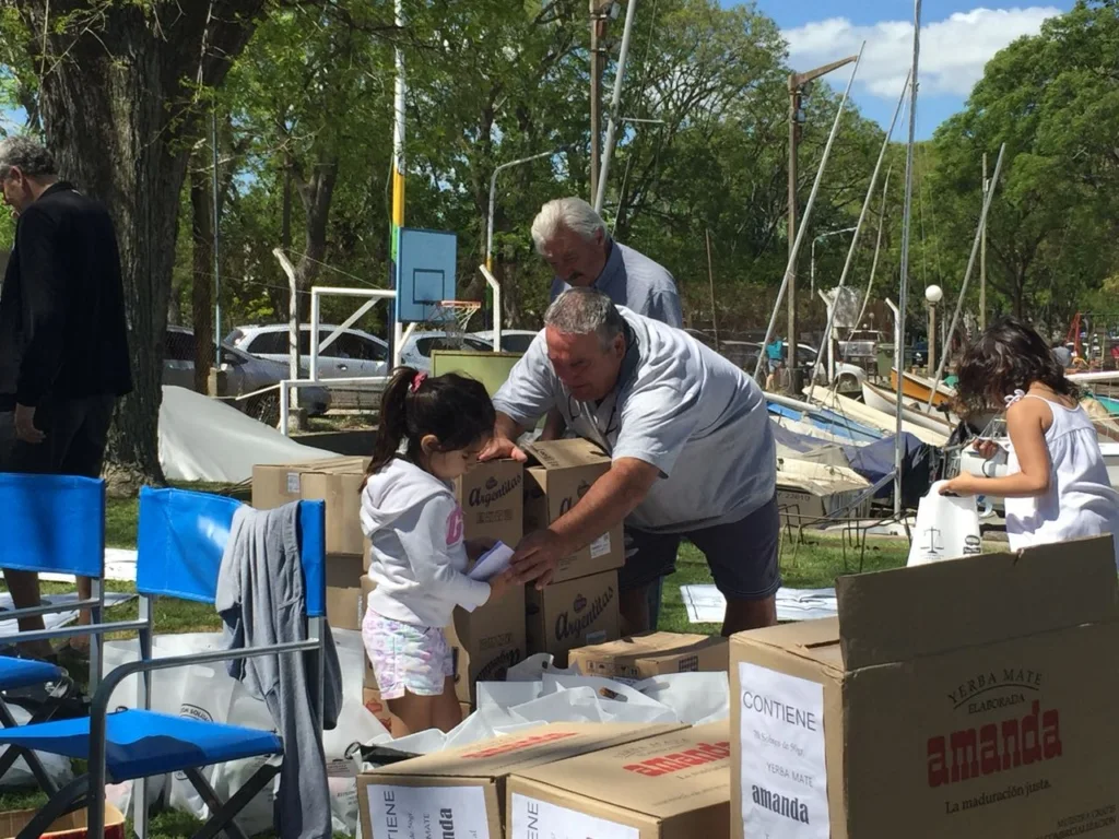 Imagen 10 de Voluntarios en la entrega de kits