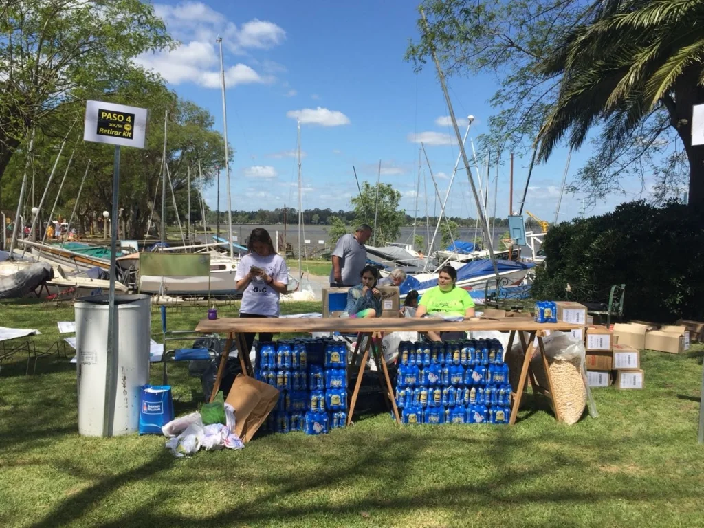 Imagen 9 de Voluntarios en la entrega de kits