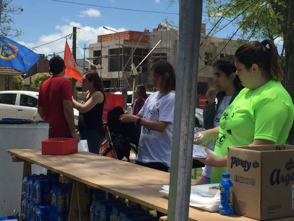 Imagen 12 de Voluntarios en la entrega de kits