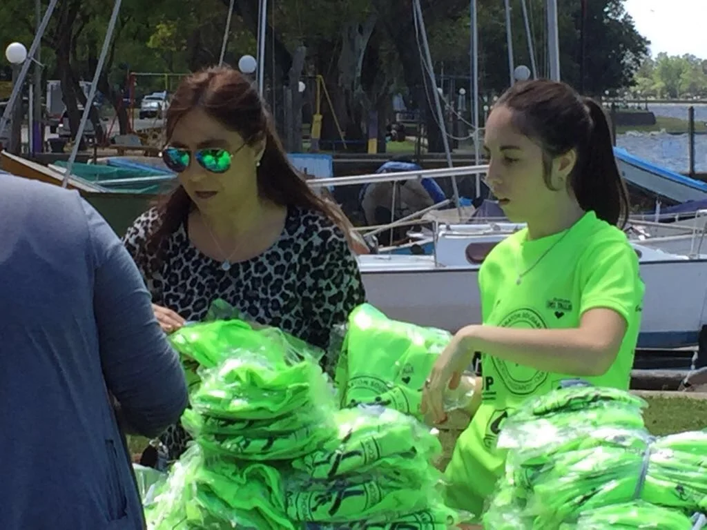 Imagen 6 de Voluntarios en la entrega de kits